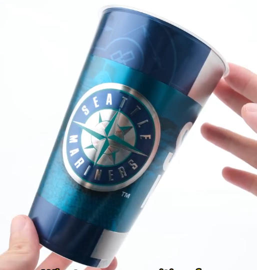 احصل على ملصقات ذات تأثير نسيجي منقوش YZY لأكوابك